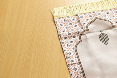 Sajadah. Müslümanlara dua ederken hasırı zemin olarak kullanırlar..
