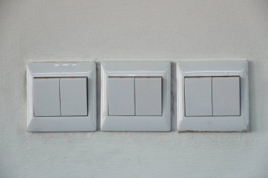 Otel açık Oda kart sistemi ile ışık anahtarı beyaz duvar. Yatay