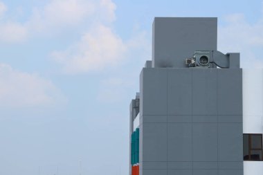 Alüminyum metal kompozit paneller ve cam pencereli çağdaş ticari tarzda bir binanın dış duvarı. Fütüristik bina çapraz kaplama çelik çerçeve panelleri tasarladı..