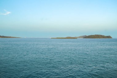 Gökyüzü ile engin deniz arasındaki manzara, Sunda Boğazı, Lampung, Endonezya