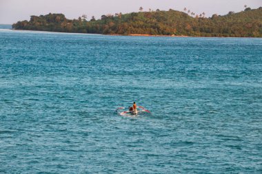 Gökyüzü ile engin deniz arasındaki manzara, Sunda Boğazı, Lampung, Endonezya