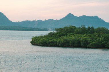 Gökyüzü ile engin deniz arasındaki manzara, Sunda Boğazı, Lampung, Endonezya