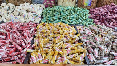  Mochi, Yapışkan Pirinçten yapılmış, Pandanus Yapraklı, Tatlı Fıstıklı Pirinç Keki. Tipik olarak Sukabumi, Batı Java, Endonezya 'dan atıştırmalıklar