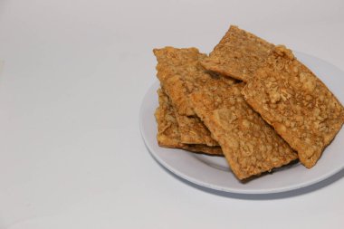 Tempe ya da Keripik tempo ya da Kripik tempo. Tempeh cipsleri tipik bir Endonezya yemeği. Soya fasulyesi ve ince dilimlenmiş.