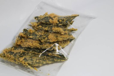 Keripik Bayam. Amaranth Chips. Bu lezzetli çerez yeşil artarth yapraklarından yapılır..