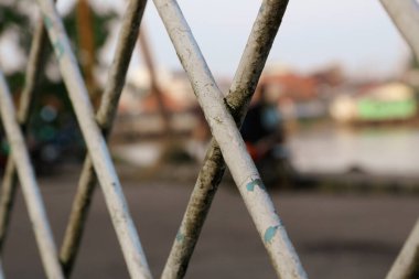 Demir çit ağı kapanıyor. Bulanık arkaplan resmi, metal çit.