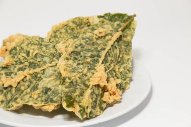 Keripik Bayam. Amaranth Chips. Bu lezzetli çerez yeşil artarth yapraklarından yapılır..