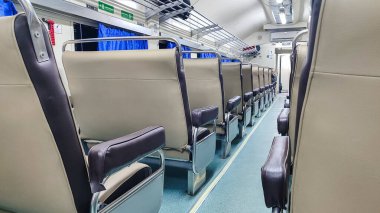Tren koltuğu, yolcu vagonunun içi boştu.