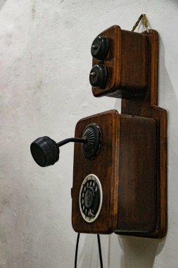 Yıllanmış ve çalışan bir antika telefon. Duvara sabitlenmiş antika bir telefon..