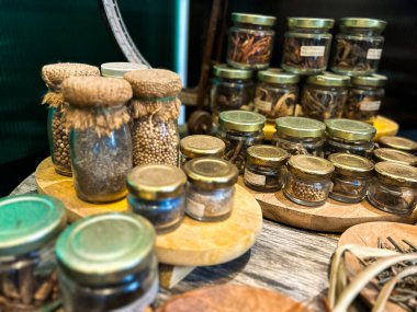 Ahşap arka planda kurumuş bitki ve böğürtlen çayı çeşitleri. Çay partisi konsepti. Şifalı bitkiler. Şifalı bitkiler. Alternatif ilaç. Linden, Calendula, Cornflowers, marigold, tansy, çay gülü..
