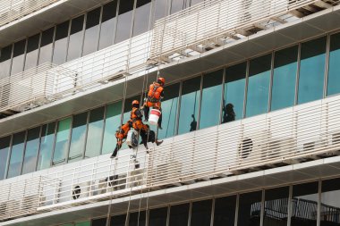 Bina Bakım: yükseklikte çalışan adam