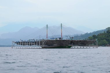 Geleneksel mavi ahşap tekne yaz tatilinde Pahawang 'daki tatil yerine gidiyor.