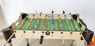 Bir grup arkadaş spor barında vurucu oynuyor, takım arkadaşları masa futbolu oynuyor, masa futbolu oynuyor..