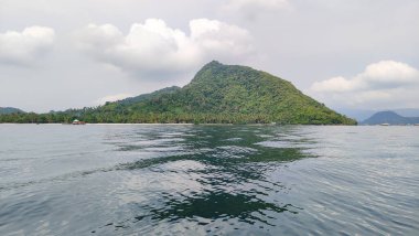 Pahawang Adası, Lampung 'un tropik plajının güzel manzarası. Highland Doğal Parkı 'ndaki manzara. Deniz kenarındaki panoramik manzara.