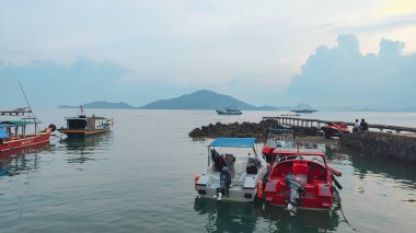 Özel tekne konukları almak için Pahawang limanına indi.