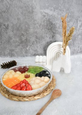 Portakallı, üzümlü, Longan, Kiwi ve Çilekli Meyveli Kek Puding Buah olarak da bilinir.