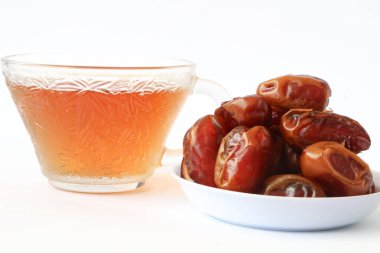 Kurumuş tarihler besleyicidir, enerji sağlar, sindirimi arttırır ve açlığı azaltır, kurutulmuş tarihlerle birlikte ölürler.