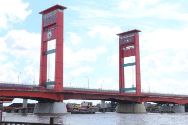 Ampera Köprüsü, Güney Sumatra, Endonezya 'da Palembang şehrinde bulunan bir dikey kaldırma köprüdür..