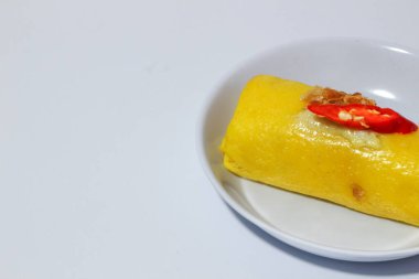 Geleneksel bir Endonezya yemeği, Palembang rulo yumurta (dadar jiwo) keki pirinç unu, yumurta ve sebzelerden yapılır.