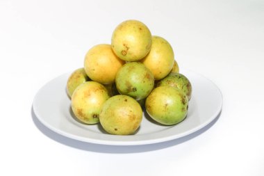 Gandaria meyvesi (Bouea makrophylla Griff-jatake veya kundang) ekşi bir tadı ve yüksek C vitamini içeriğine sahiptir..