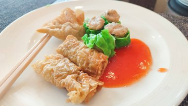 Kelebek bezelyesi, çilek, probiyotik ve üzerinde çilek olan güzel, ferahlatıcı, mor bir buzlu içecek..