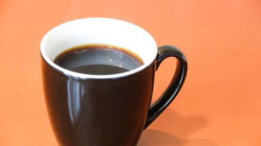 Süt köpüklü sütlü sütlü sıcak sade kahve ahşap masanın üstünde. Bir kafede kahvaltı yaparken, iş konsepti sırasında, klasik tarzda.