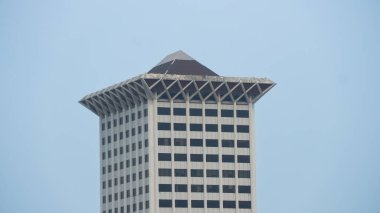 Modern cam ve beton binaya bakmanın soyut görüntüsü. Ofis binasının mimari dış ayrıntıları.