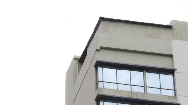 Modern cam ve beton binaya bakmanın soyut görüntüsü. Ofis binasının mimari dış ayrıntıları.