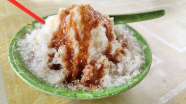 Es Kacang Merah Palembang ya da kahverengi şekerle kaynatılmış, hindistan cevizi sütüyle servis edilen, buzlu ve tatlandırılmış sütlü çikolatayla kaplanmış kırmızı fasulyeden yapılan soğuk bir içecek..
