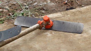 Kesmeye hazır üç tane çim biçme makinesi var..