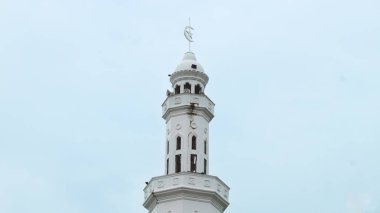 Güneşli sabahlarda güzel bir cami kubbesi.