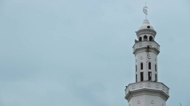 Güneşli sabahlarda güzel bir cami kubbesi.