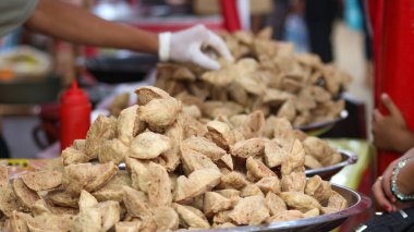 Endonezya Gıda seçici odak noktası, Bakso Goreng (Kızarmış Et Topları). Şekli çiçeğe benziyor. Acı sosla servis edilir..