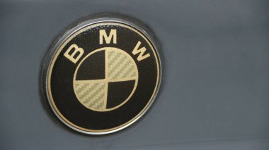 Arabanın kaputunun kenarına simgelediğim siyah BMW.