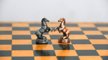 Satranç tahtasındaki satranç taşları. Satranç oyunu. Yakın çekim, satranç oyunu. Konsantrasyon ve zeka gerektiren strateji oyunu.