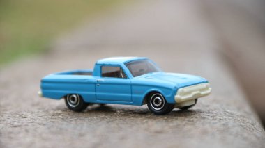 Erkekler için mavi oyuncak araba