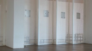 Soyut süs ve dekoratif desenli arka plan antik beyaz dökme demir sürgülü kapı geometrik desenli