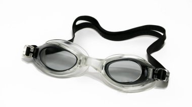 Yüzme gözlüğü beyaz arkaplanda izole. 