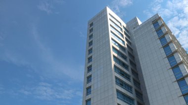 Modern cam ve beton binaya bakmanın soyut görüntüsü. Ofis binasının mimari dış ayrıntıları.