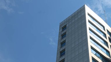 Modern cam ve beton binaya bakmanın soyut görüntüsü. Ofis binasının mimari dış ayrıntıları.