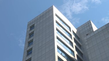 Modern cam ve beton binaya bakmanın soyut görüntüsü. Ofis binasının mimari dış ayrıntıları.