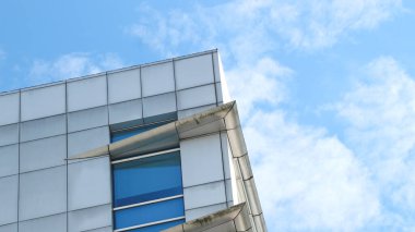 Modern cam ve beton binaya bakmanın soyut görüntüsü. Ofis binasının mimari dış ayrıntıları.