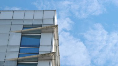 Modern cam ve beton binaya bakmanın soyut görüntüsü. Ofis binasının mimari dış ayrıntıları.