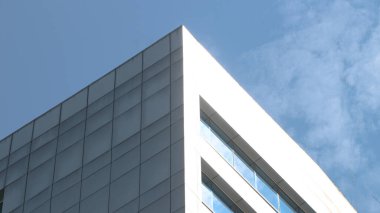 Modern cam ve beton binaya bakmanın soyut görüntüsü. Ofis binasının mimari dış ayrıntıları.