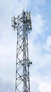 Telekomünikasyon baz istasyonu ağ yineleyicileri. Binanın üzerindeki hücresel iletişim anteni. İletişim cep telefonu telekomünikasyon kulesi. Anten kulesi ve yineleyici.