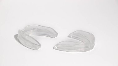 Ağız koruyucusu beyaz arka planda, yakın plan. Spor yaparken ağız koruması olarak.