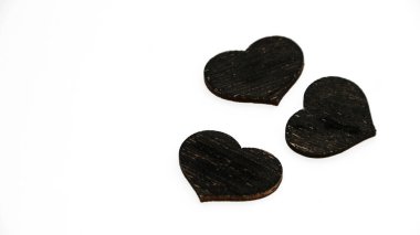 beyaz arka planda ahşap kalp makrosu