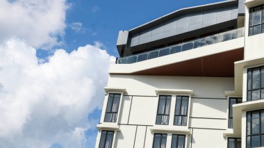 Modern cam ve beton binaya bakmanın soyut görüntüsü. Ofis binasının mimari dış ayrıntıları.