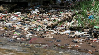 Palembang 'taki Ampera Köprüsü yakınlarındaki Musi Nehri' nin kıyısındaki plastik ve diğer ambalajlardan kaynaklanan çöp kirliliği
