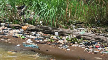 Palembang 'taki Ampera Köprüsü yakınlarındaki Musi Nehri' nin kıyısındaki plastik ve diğer ambalajlardan kaynaklanan çöp kirliliği